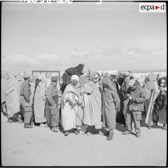 La foule écoutant une séance de Public-Adress.