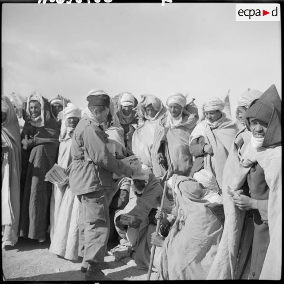 Distribution de journaux à la foule pendant une séance de Public-Adress.