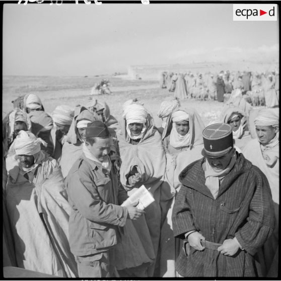 Distribution de journaux à la foule pendant une séance de Public-Adress.
