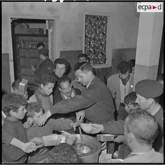 Visite de Suzanne Massu aux enfants du foyer de jeunesse de la rue Bab-El-Oued à Alger.