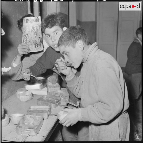 Le repas des enfants du foyer de jeunesse de la rue Bab-El-Oued à Alger.