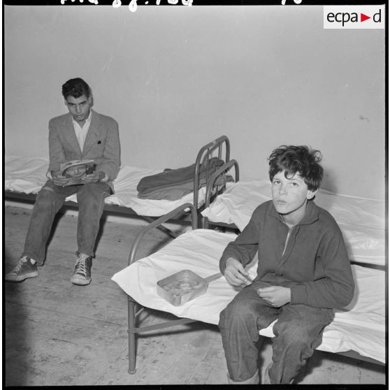 Le repas des enfants du foyer de jeunesse de la rue Bab-El-Oued à Alger.