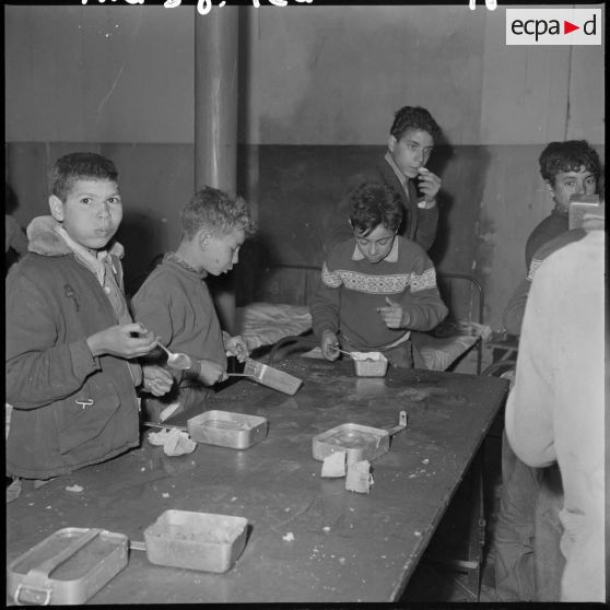 Le repas des enfants du foyer de jeunesse de la rue Bab-El-Oued à Alger.