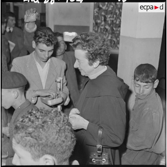 Visite de Suzanne Massu aux enfants du foyer de jeunesse de la rue Bab-El-Oued à Alger.