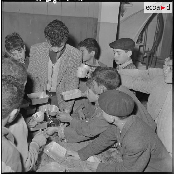 Distribution de la soupe aux enfants.