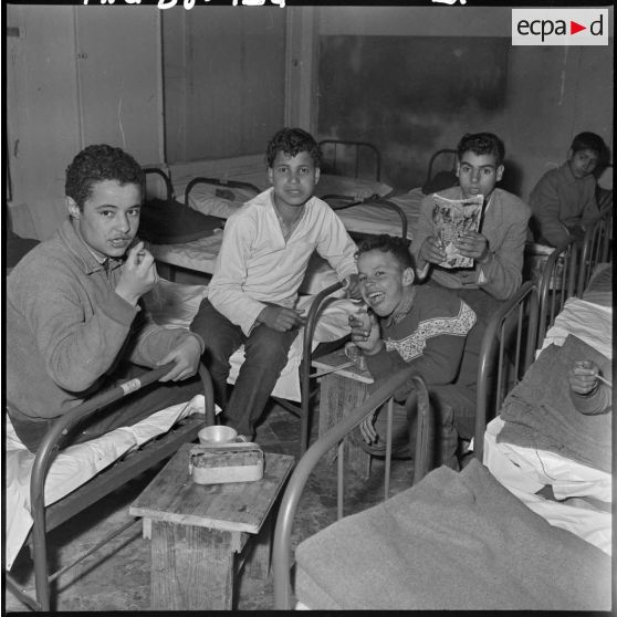 Le repas des enfants du foyer de jeunesse de la rue Bab-El-Oued à Alger.