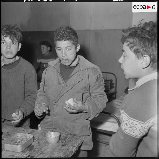 Le repas des enfants du foyer de jeunesse de la rue Bab-El-Oued à Alger.