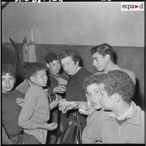 Visite de Suzanne Massu aux enfants du foyer de jeunesse de la rue Bab-El-Oued à Alger.