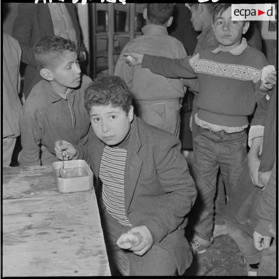 Le repas des enfants du foyer de jeunesse de la rue Bab-El-Oued à Alger.