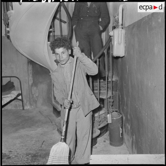 Après la soupe, la corvée de balayage.