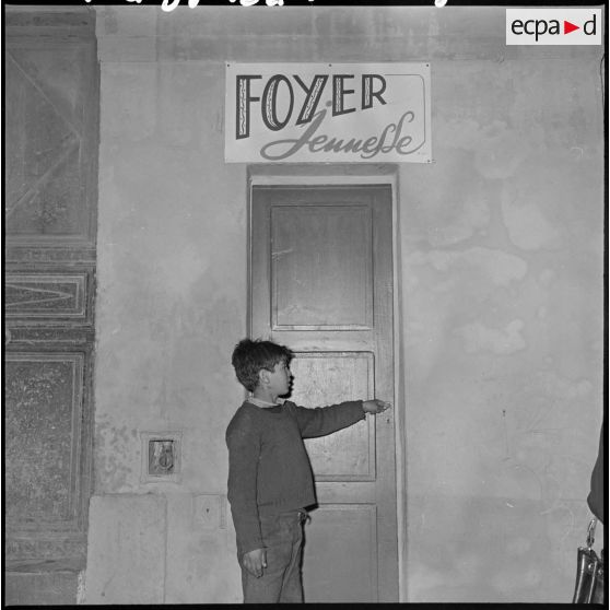 Un enfant entre au foyer de jeunesse.