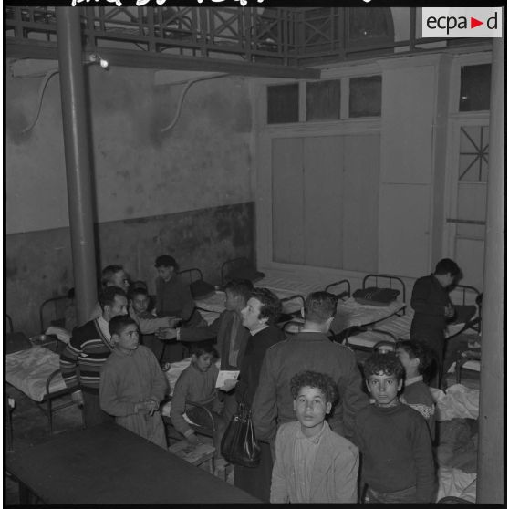 Visite de Suzanne Massu aux enfants du foyer de jeunesse de la rue Bab-El-Oued à Alger.