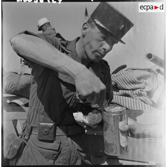 Légionnaire de la 1ère compagnie saharienne portée de légion (CSPL) en train de manger.