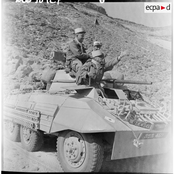 Légionnaires de le 1ère compagnie saharienne portée de légion (CSPL) à bord d'un char Light Armored Car M8.