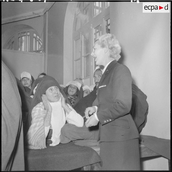 L'aide sociale de Guelma en conversation avec une malade dans la salle d'attente du centre médico-social.