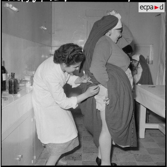 Une infirmière itinérante de Guelma faisant une piqûre à une malade au centre médico-social.