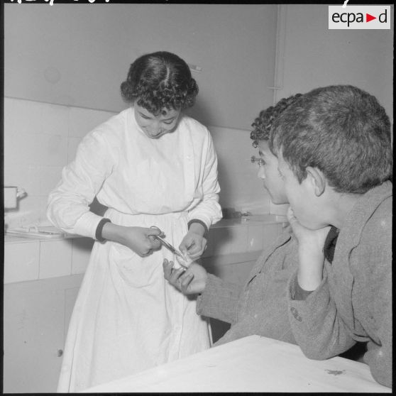 Une infirmière itinérante soigant un enfant au centre médico-social.