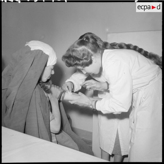 Une infirmière itinérante soignant un enfant au centre médico-social.