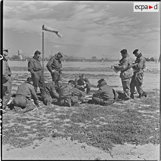 Etude des cartes sur la drop zone (DZ) avant l'opération.