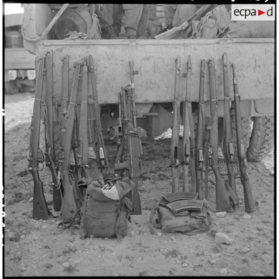 Armes récupérées : fusils Lee-Enfield n° 1 MK III et fusils-mitrailleurs Bren.