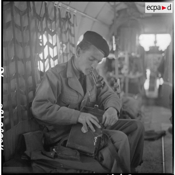Reporter Jacques Ziegler à bord d'une banane (Vertol H-21).