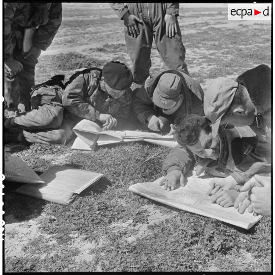 Etude des cartes sur la drop zone (DZ) avant l'opération.