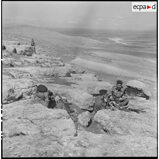 En position sur les rochers.