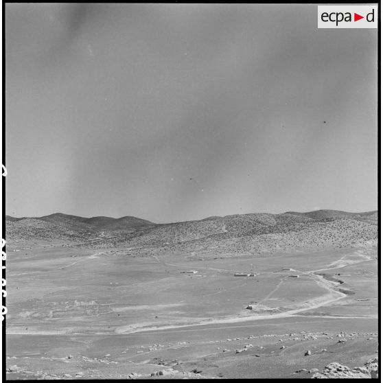 Un avion de reconnaissance piper survole le lieu de l'accrochage.