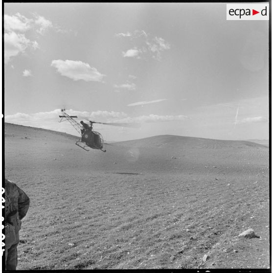 Decollage de l'hélicoptère Alouette II sur une drop zone (DZ) de fortune.