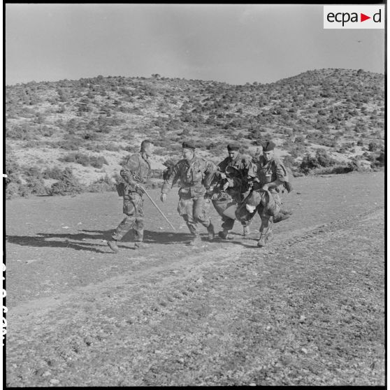 Evacuation d'un militaire du 14ème régiment de chasseurs parachutistes (RCP) tué par les hors-la-loi (HLL).