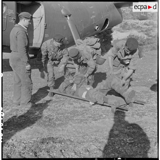 Embarquement d'un militaire mort du 14ème régiment de chasseurs parachutistes (RCP), à bord d'un hélicoptère banane (Vertol H-21).