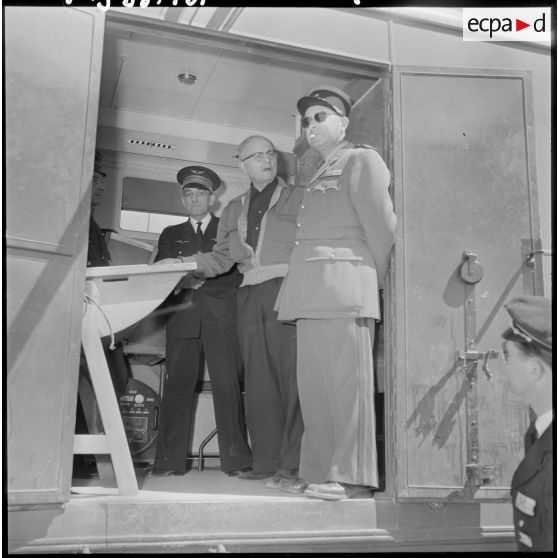 A l'intérieur d'un radar, Pierre Montel se fait expliquer le fonctionnement.