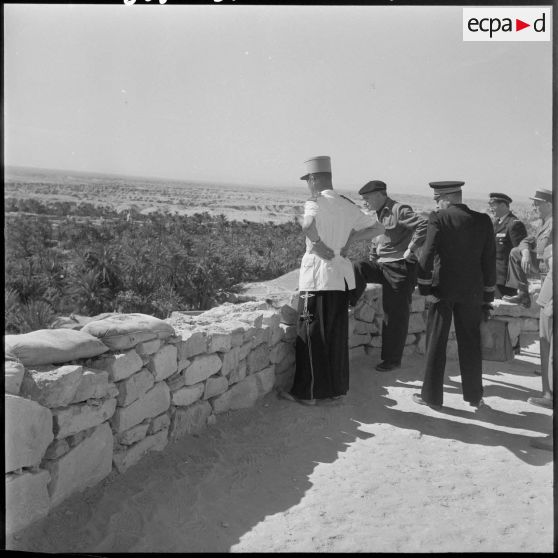 Pierre Montel visite la palmeraie de Negrine.