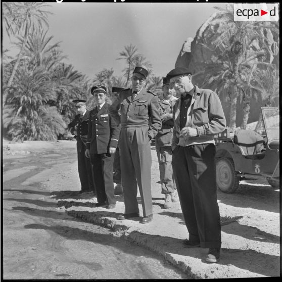 Pierre Montel visite la palmeraie de Negrine.