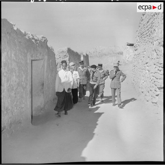Pierre Montel visite le village de Negrine.