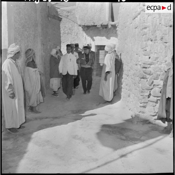Pierre Montel visite le village de Negrine.