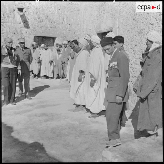 Pierre Montel visite le village de Negrine.