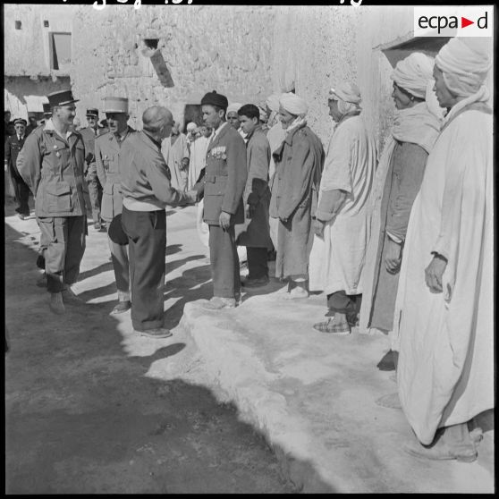 Pierre Montel serre la main à un ancien combattant d'Indochine.
