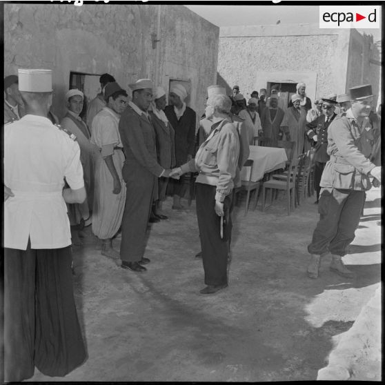 Pierre Montel serre la main à un ancien combattant d'Indochine.