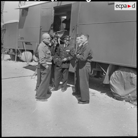 A l'intérieur d'un radar, Pierre Montel se fait expliquer le fonctionnement.