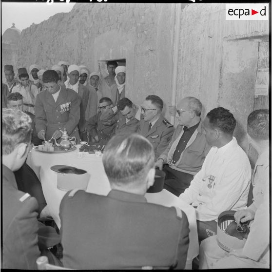 Avec le délégué spécial, on boit le café.