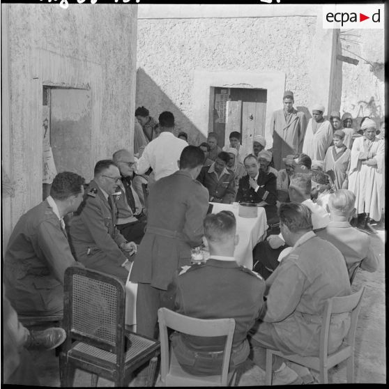 Avec le délégué spécial, on boit le café.