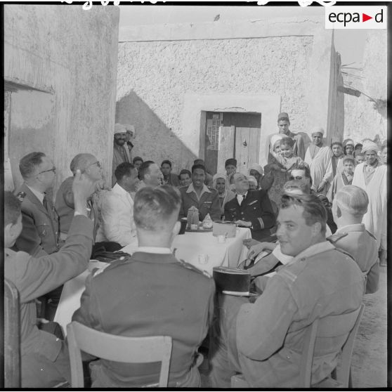 Avec le délégué spécial, on boit le café.