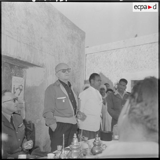 Avec le délégué spécial, on boit le café.