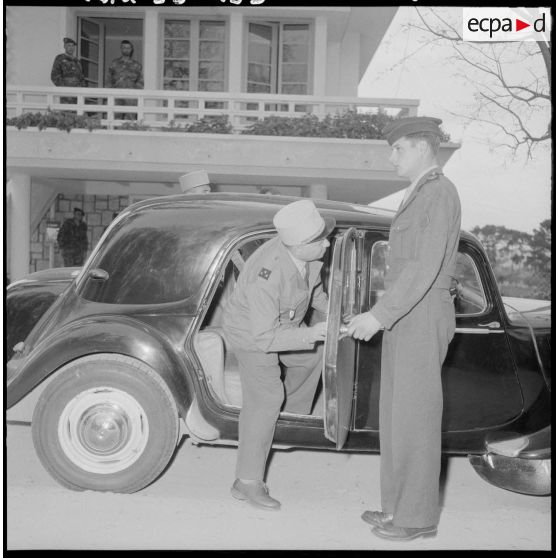 Le général Paul Vanuxem monte dans sa voiture traction avant Citroën.