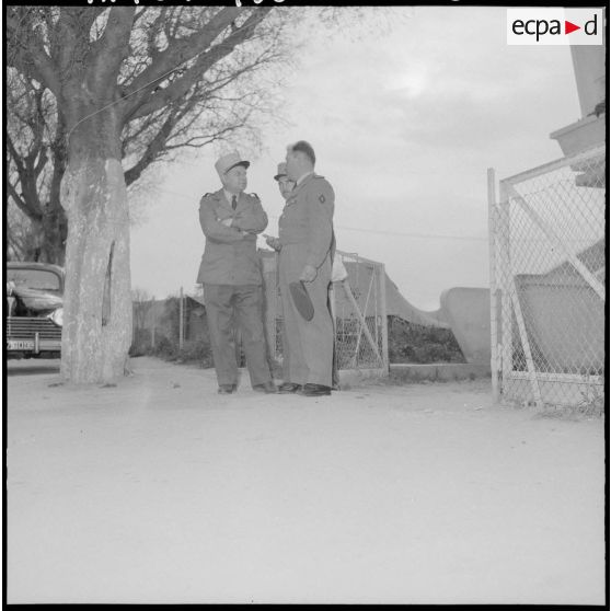 Le général Paul Vanuxem s'entretient avec le colonel Pierre Jeanpierre assisté d'un lieutenant.