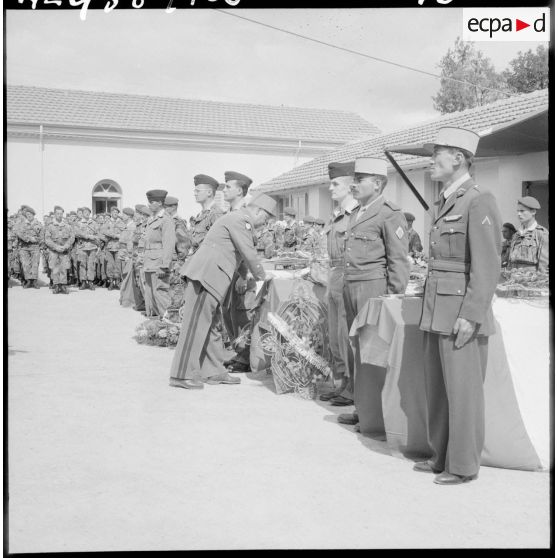 Le général Paul Vanuxem décorant un capitaine de la légion d'honneur et de la croix de la valeur militaire avec palme.