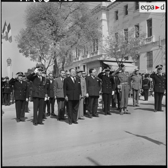 Pendant l'exécution de "La Marseillaise".