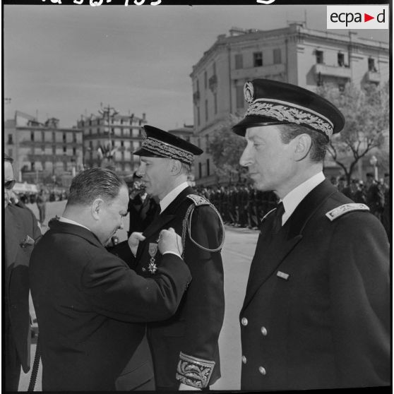 Robert Lacoste décorant le préfet Maurice Papon.