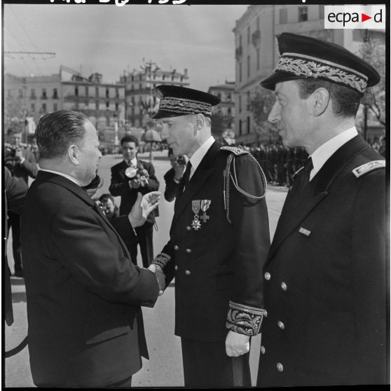 Robert Lacoste félicitant le préfet Maurice Papon.